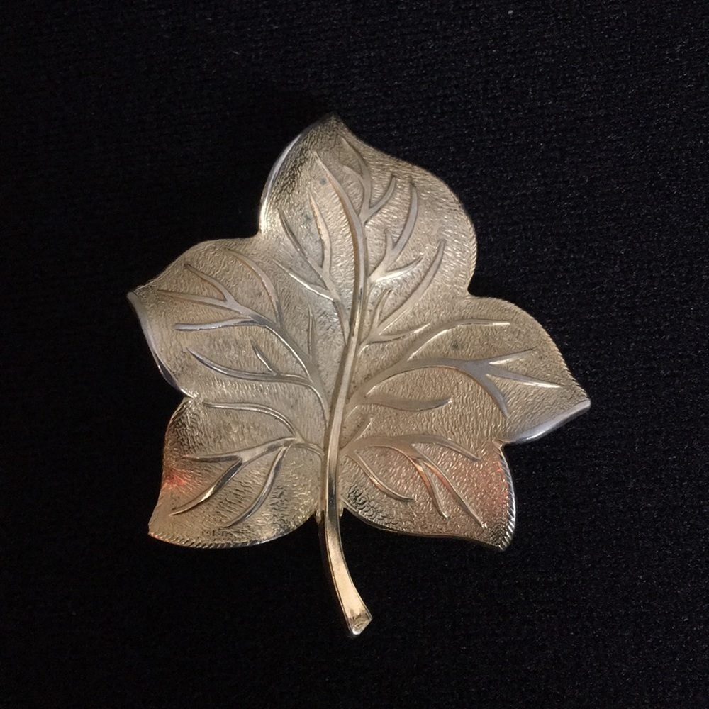 Vintage Giovanni gold tone Leaf Brooch Pin